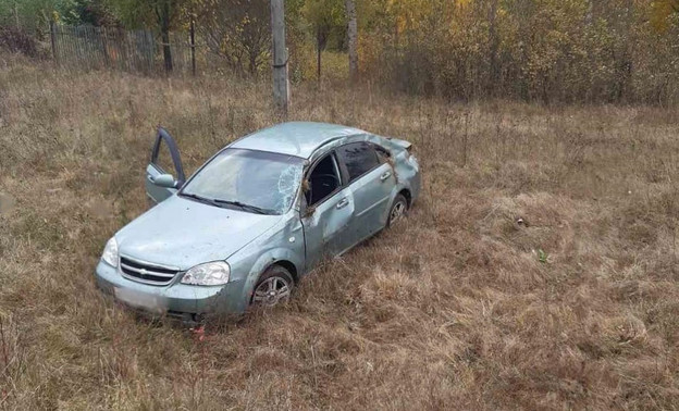 В Кирове автомобиль съехал в кювет и опрокинулся. Водитель погиб