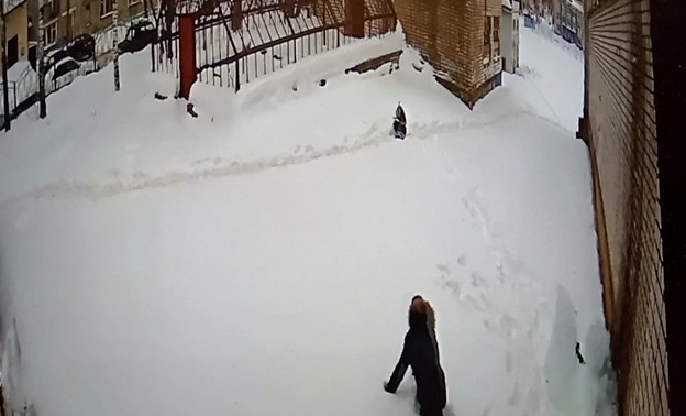 Опубликовано видео падения льдины на школьника в Кирове