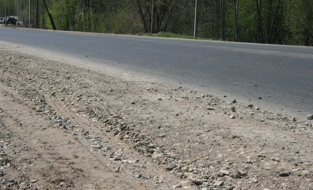 У московского подрядчика не хватает материалов и техники для ремонта дороги Киров - Русское