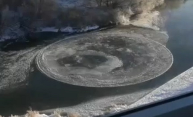 В Кировской области засняли вращающийся ледяной диск на реке