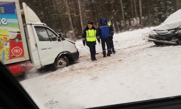 На трассе Киров - Вятские Поляны «ГАЗель» с мороженным попала в тройное ДТП