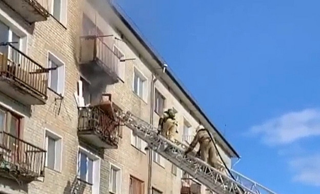 Пожарные спасли кировчанина из горящей квартиры