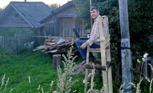 Житель деревни соорудил двухметровый стул для выхода в Интернет