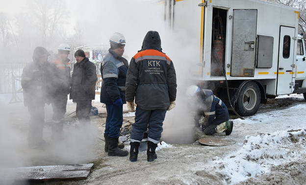 На месте коммунальной аварии в Кирове начали заполнять теплотрассу