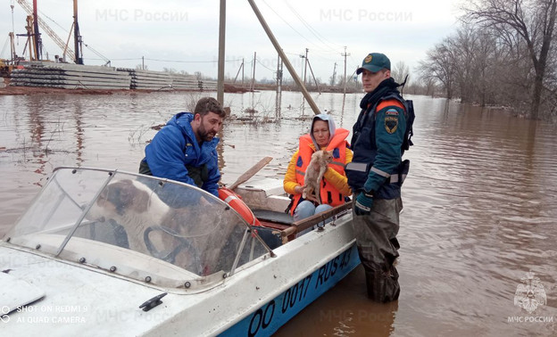Кировские спасатели строят в Оренбургской области защитные дамбы