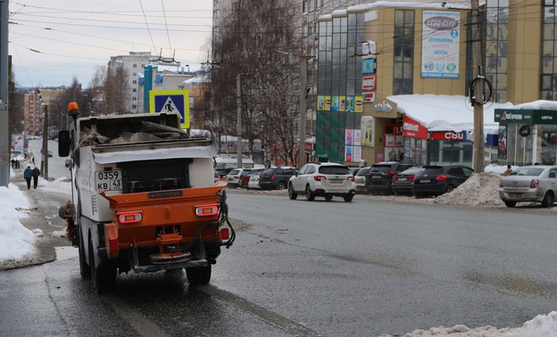 Почти 30 % тротуаров в Кирове расчистили от наледи до основания
