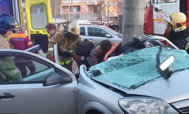 Опубликовано видео спасательной операции водителя, который врезался в столб на Московской