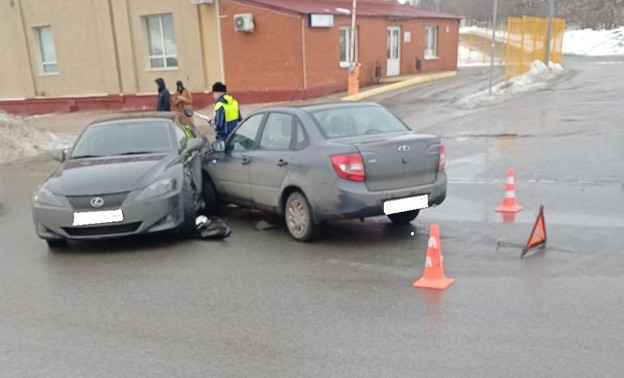 В Хлебозаводском проезде столкнулись Lexus и Lada Granta. Есть пострадавшие