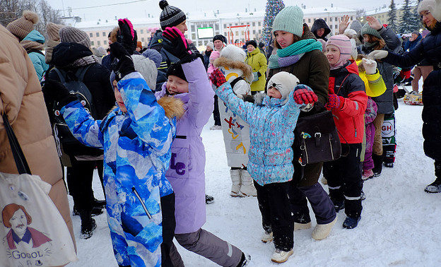 На Театральной площади в Кирове состоялся праздник с Дедом Морозом и Снегурочкой