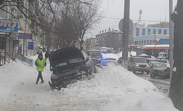 В Кирове у автовокзала водитель иномарки сбил пешехода на тротуаре