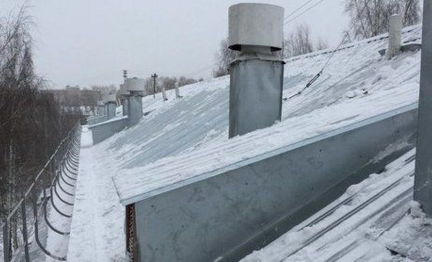 Управляющую компанию в Кирове могут оштрафовать из-за упавшей льдины с крыши дома