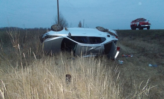 Вчера в Кировской области водитель не удержал своё авто на трассе, вылетел в кювет и перевернулся (ФОТО)