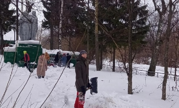 Волонтёры из Яранска почистили снежные заносы вокруг памятников героям ВОВ