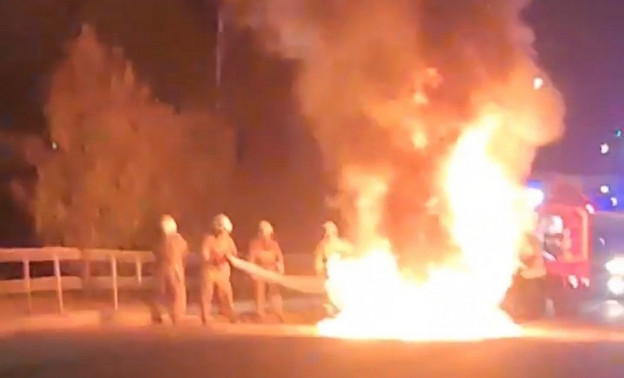 На улице Луганской сгорел Volkswagen Golf