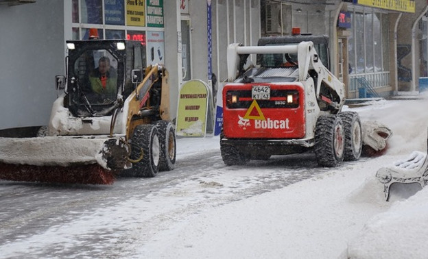 90 единиц техники, пробки и ДТП. Как прошёл первый декабрьский снегопад в Кирове