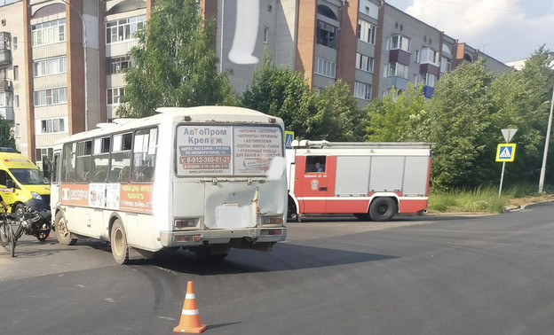 В Кирово-Чепецке пассажирский автобус столкнулся с мопедом. Есть пострадавшие