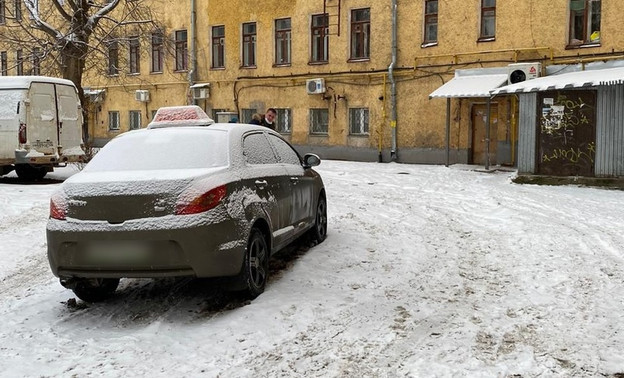 В Кирове пассажир изрезал ножом таксиста
