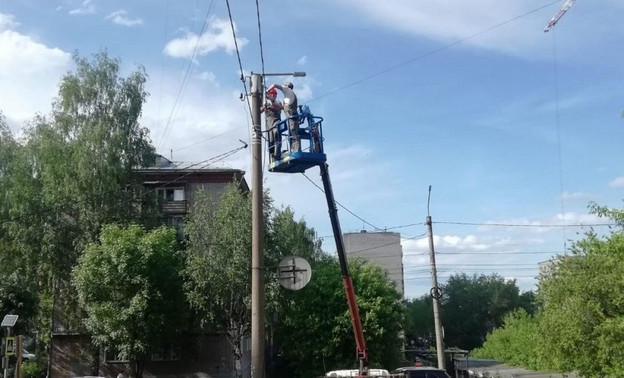 На улицах Кирова обновляют сети уличного освещения