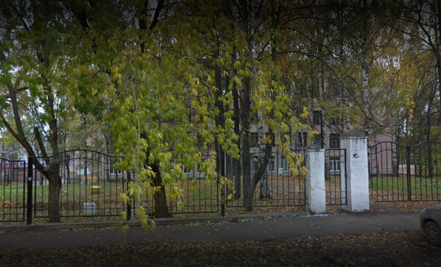 Учеников кировской школы срочно эвакуировали из-за сообщения о бомбе