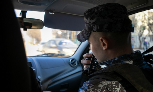 В Котельниче мужчину, укравшего наушники из магазина, поймали в ломбарде