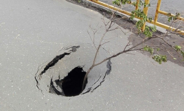 На тротуарах в центре Кирова провалился асфальт