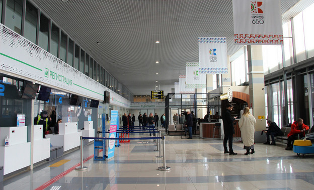 Вылет рейса из Кирова задержали на 7 часов из-за проблем с двигателем