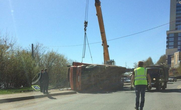 В Кирове на улице Заводской опрокинулся «КамАЗ»