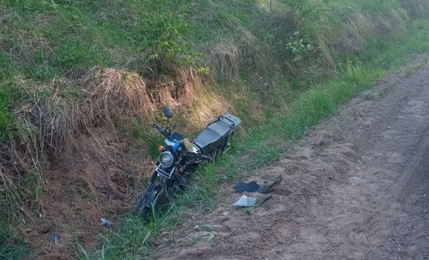 Водитель мопеда съехал с дороги в Белохолуницком районе и травмировался