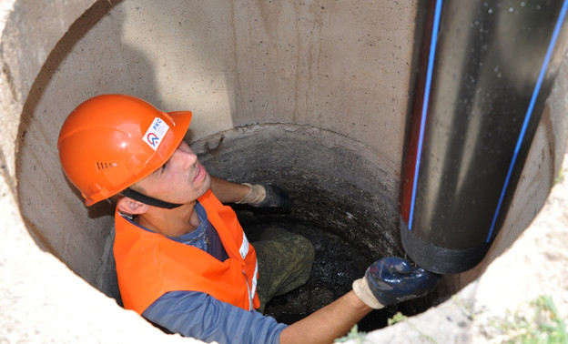 Кировские коммунальщики ремонтируют канализацию по новой технологии
