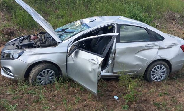 В Немском районе LADA Vesta вылетела с дороги и перевернулась