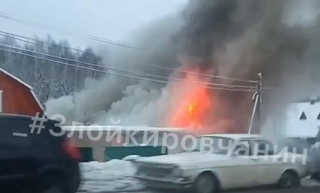 В Нововятске произошёл пожар в двухэтажном доме. На месте работали пять расчётов МЧС