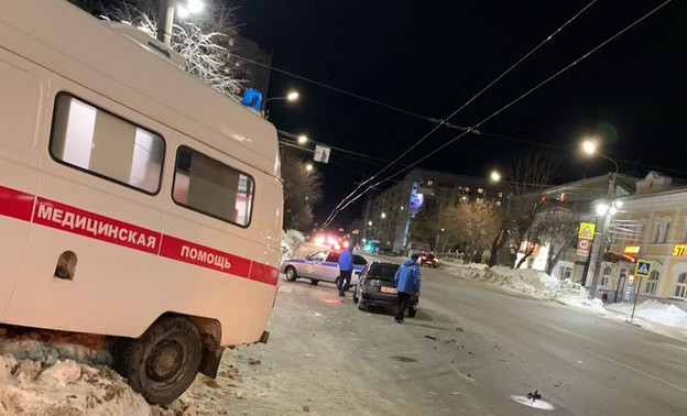 В Кирове столкнулись автомобиль скорой помощи и легковушка