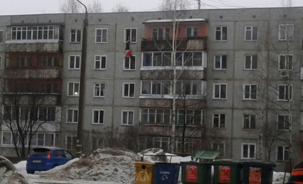 В Кирове человека свесили вниз головой с пятого этажа (ФОТО)