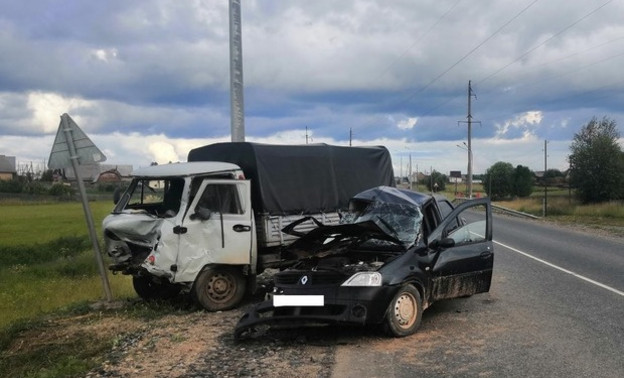 Водитель «Логана» погиб после столкновения с грузовым автомобилем в Афанасьевском районе