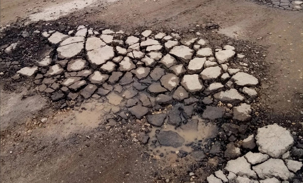 В Верхошижемском районе раскрошилась дорога, которую ремонтировали две недели назад