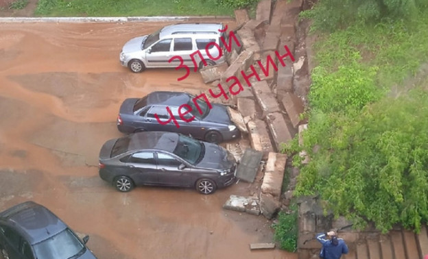 В Кирово-Чепецке бетонная подпорная стена обвалилась на припаркованные автомобили