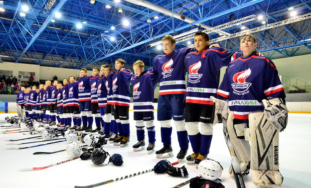 «УРАЛХИМ» подарил юным хоккеистам «Олимпии» спортивную форму на 2 миллиона рублей