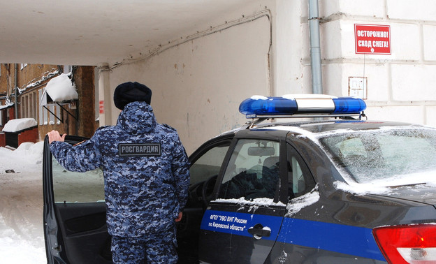 В Кирове таксист ограбил пассажира