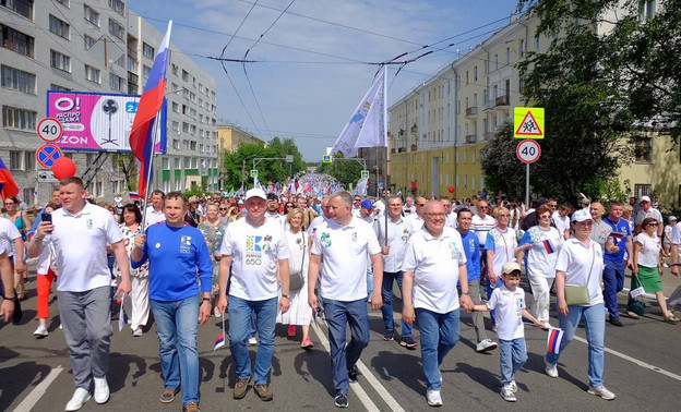 15 тысяч кировчан приняли участие в шествии трудовых коллективов