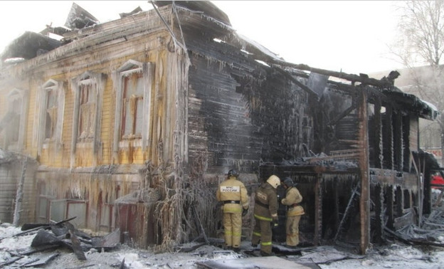 Стала известна возможная причина возгорания дома на улице Ленина