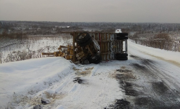 В Верхнекамском районе на трассе опрокинулось несколько лесовозов