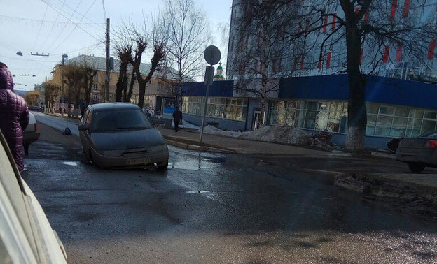 В центре Кирова «Лада» провалилась в яму и не смогла из неё выехать