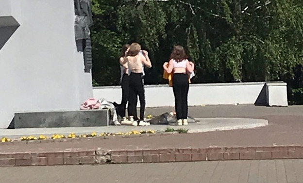В Кирове снова сфотографировали детей, которые сушили одежду у Вечного огня