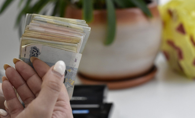 Доллар на Мосбирже подорожал до 77 рублей впервые с апреля