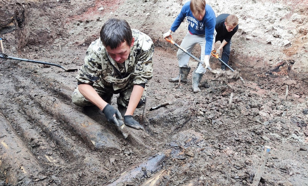 Археологи при раскопках Хлыновского кремля обнаружили древнюю обувь и посуду