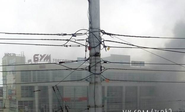 В Кирове произошёл пожар у торгового центра на Комсомольской