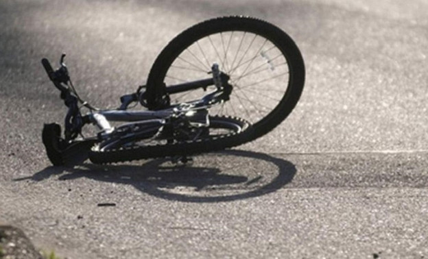 В Коминтерне ребёнок на велосипеде не заметил автомобиль и врезался в него