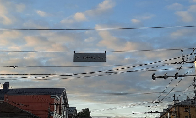 В Кирове планируют обновить таблички с названиями улиц, которые висят над дорогами