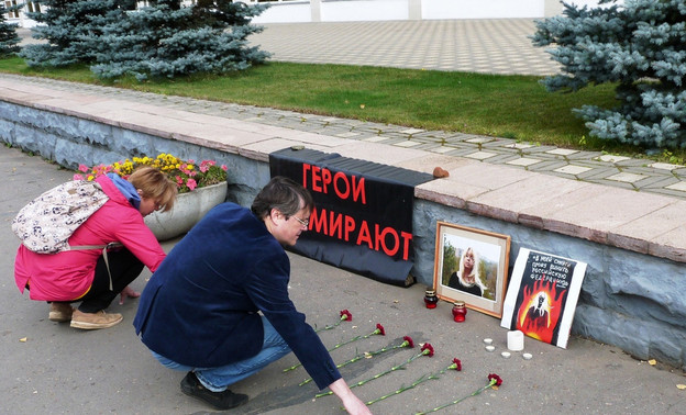 Кировские активисты устроили акцию памяти Ирины Славиной