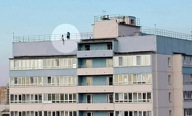 Игра со смертью. Кировская девушка-подросток повисла на крыше многоэтажки (ВИДЕО)